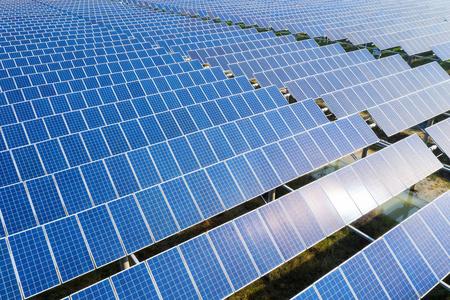 光伏电站蓝色太阳能电池板阵列新能源鸟瞰图照片